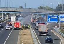 VIDEO Automobil u plamenu na izlazu za Kosnicu, vatrogasci se nisu mogli odmah probiti